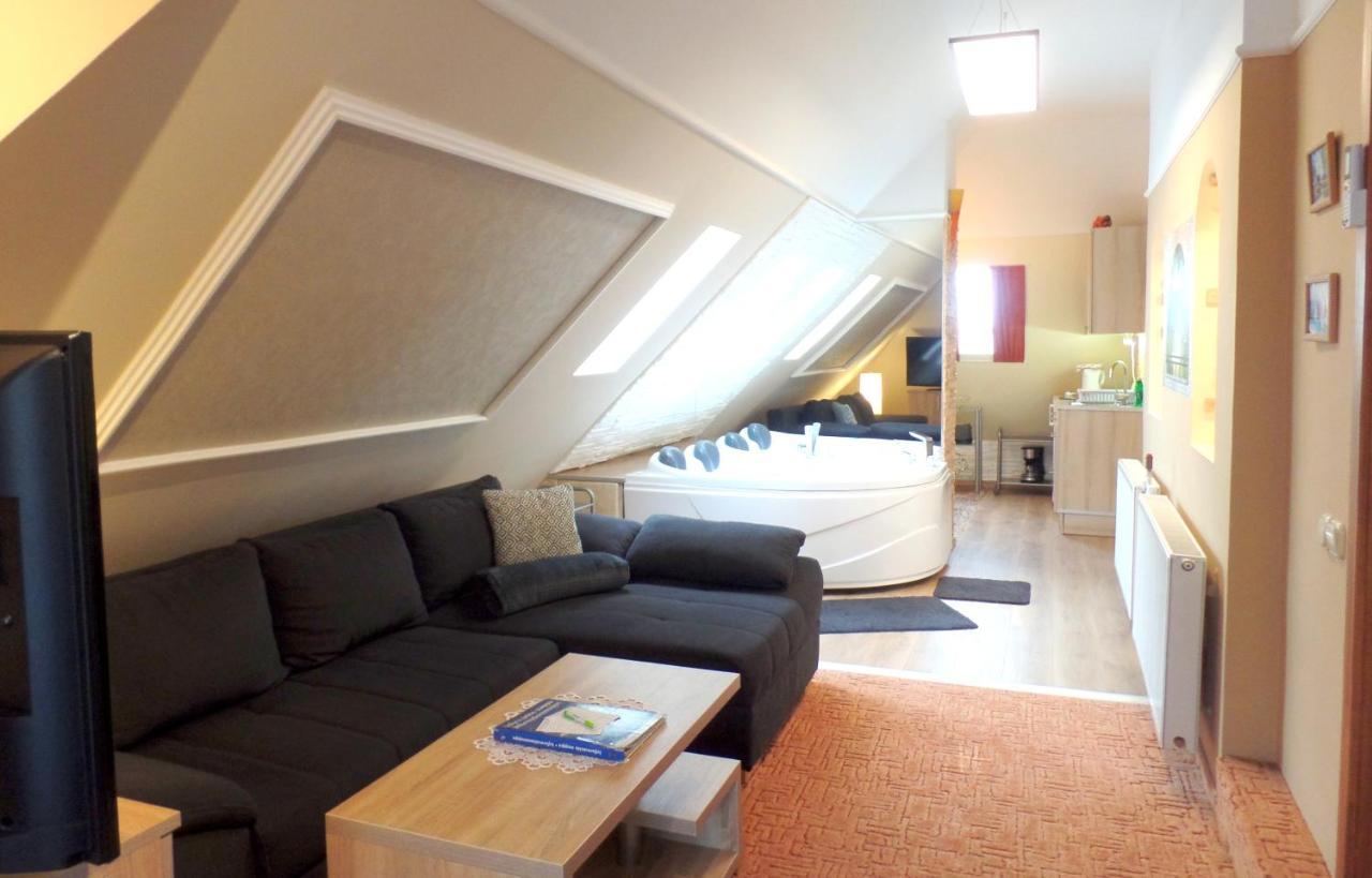 Apartman Siesta Buek - Buekfuerdo ภายนอก รูปภาพ